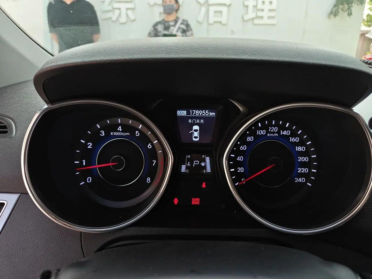 Hyundai Elantra (5th Generation / Langdong) 2013 1.6L Automatic Luxury Model — миниатюра 11