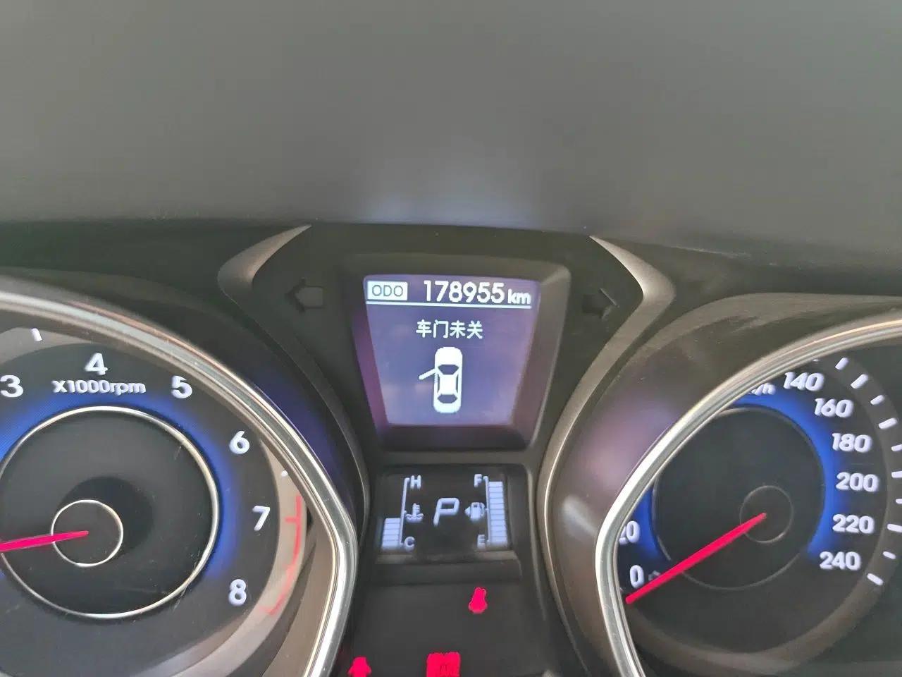 Hyundai Elantra (5th Generation / Langdong) 2013 1.6L Automatic Luxury Model — миниатюра 12