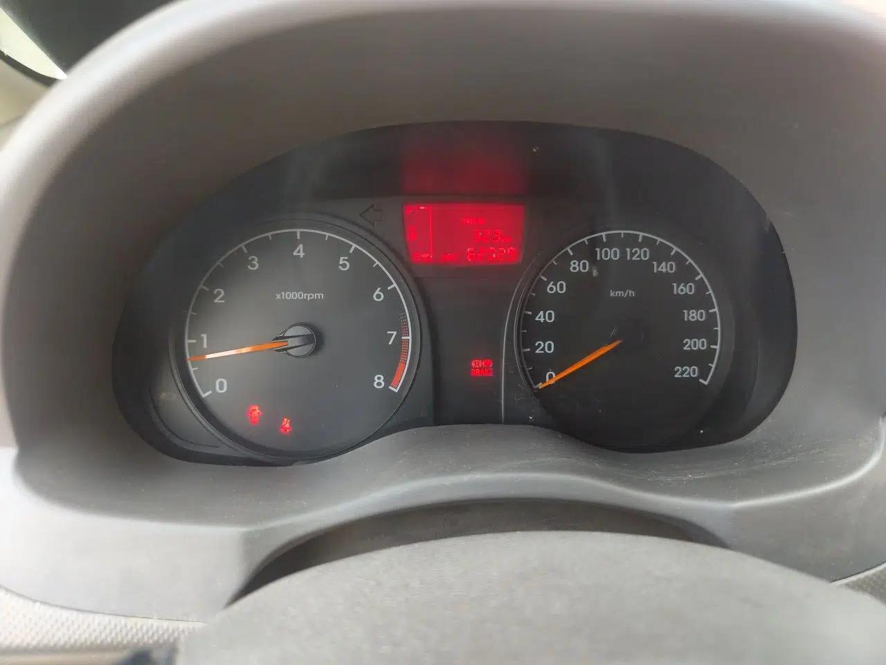 Hyundai Verna (older generation) 2010 Sedan 1.4L Manual Comfort GS — миниатюра 11