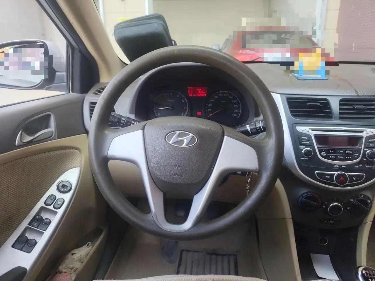 Hyundai Verna (older generation) 2010 Sedan 1.4L Manual Comfort GS — миниатюра 10