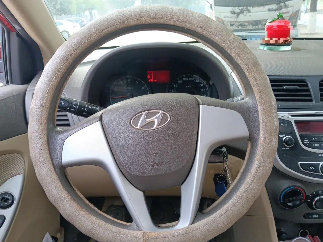 Hyundai Verna (older generation) 2010 Sedan 1.4L Manual Comfort GS — миниатюра 10