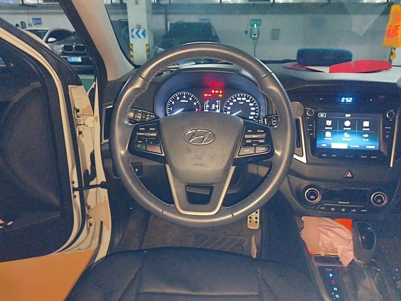 Hyundai ix25 2015 1.6L Automatic Two-Wheel-Drive Deluxe DLX Model — миниатюра 7