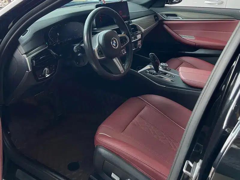2022 BMW 5 Series 530Li Leading Edition M Sport Package — миниатюра 11