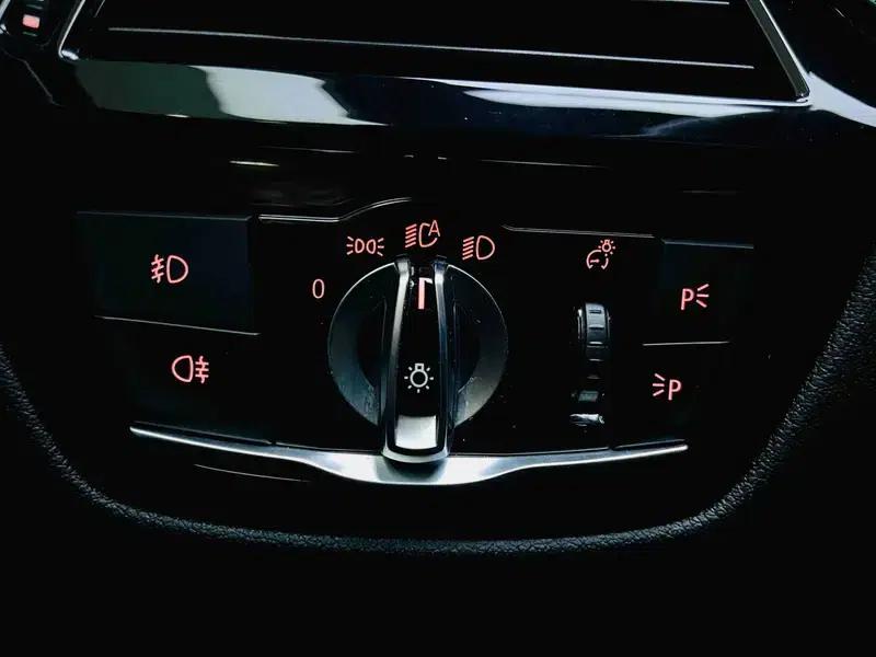 2018 BMW 5 Series 525Li M Sport Package — миниатюра 10