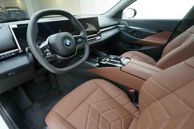 2024 BMW 5 Series 530Li Leading Luxury Package — миниатюра 14