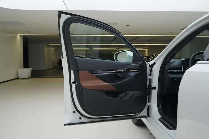 2024 BMW 5 Series 530Li Leading Luxury Package — миниатюра 19