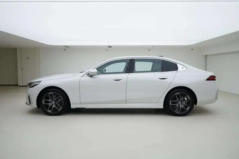 2024 BMW 5 Series 530Li Leading Luxury Package — миниатюра 3