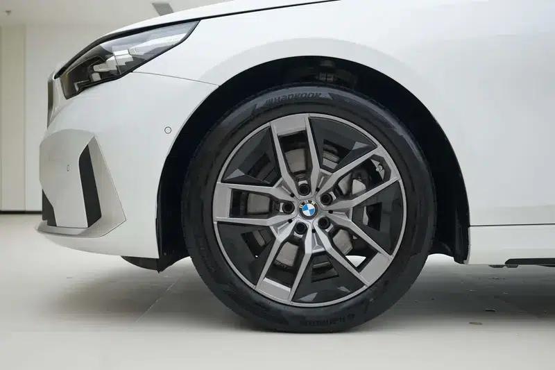 2024 BMW 5 Series 530Li Leading Luxury Package — миниатюра 8
