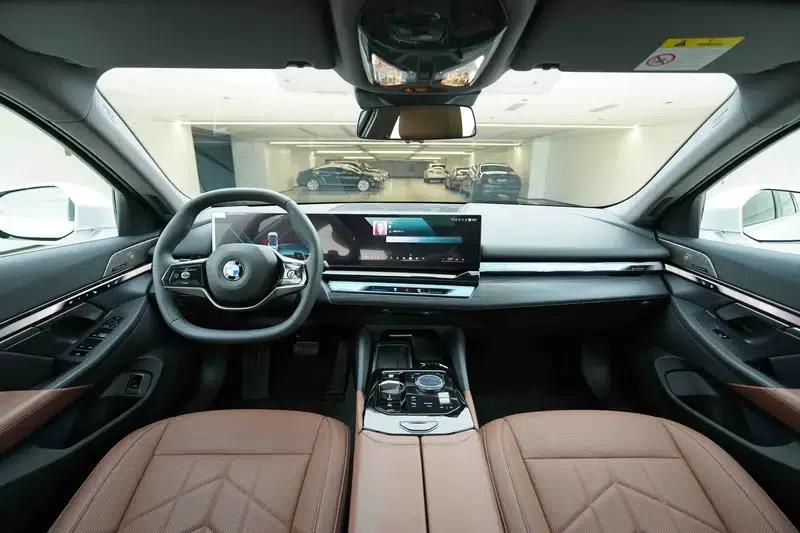 2024 BMW 5 Series 530Li Leading Luxury Package — миниатюра 10