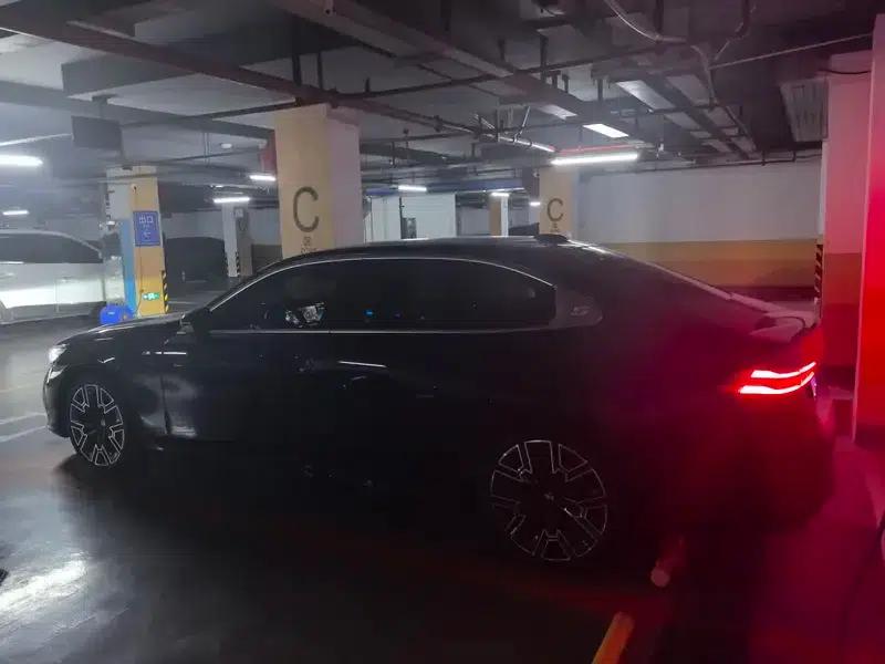 2024 BMW 5 Series 530Li Luxury M Sport Package — миниатюра 4