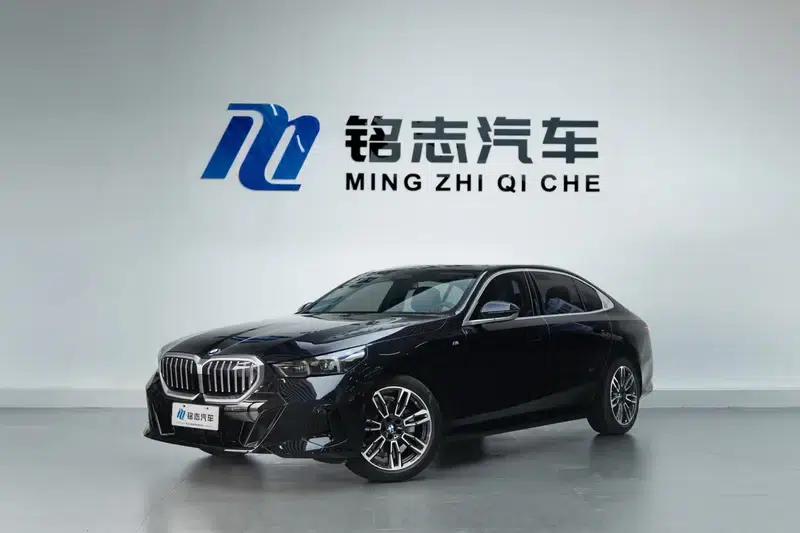 2025 BMW 5 Series 525Li M Sport Package — миниатюра 1