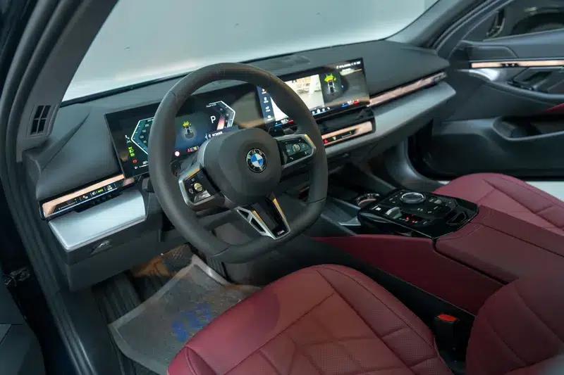2025 BMW 5 Series 525Li M Sport Package — миниатюра 11