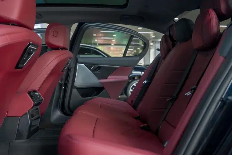 2025 BMW 5 Series 525Li M Sport Package — миниатюра 13