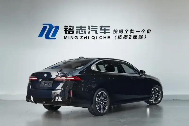2025 BMW 5 Series 525Li M Sport Package — миниатюра 7