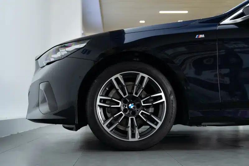 2025 BMW 5 Series 525Li M Sport Package — миниатюра 8