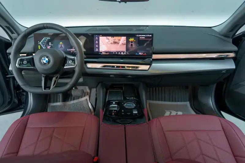 2025 BMW 5 Series 525Li M Sport Package — миниатюра 9