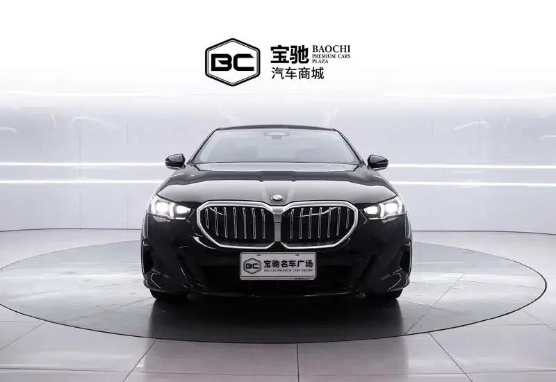 2025 BMW 5 Series 530Li Luxury M Sport Package — миниатюра 2