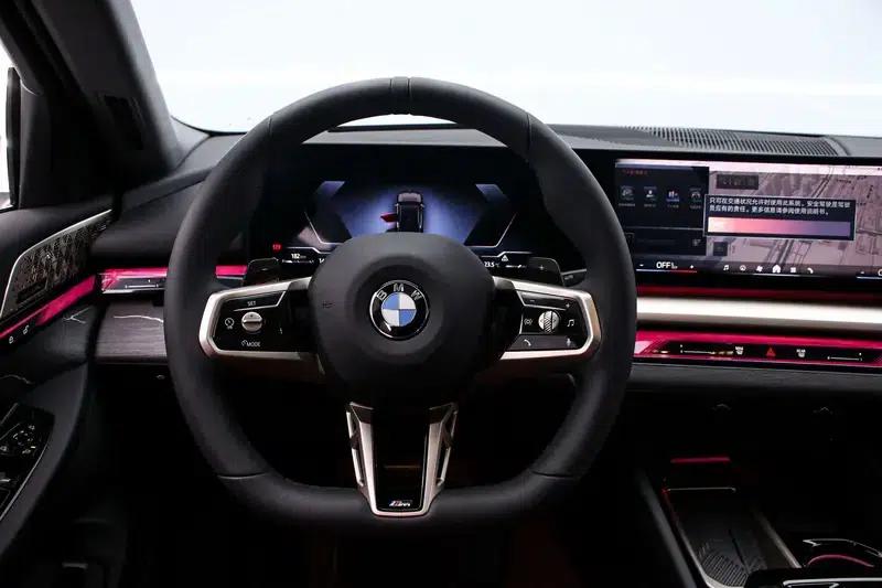 2025 BMW 5 Series 530Li Luxury M Sport Package — миниатюра 12