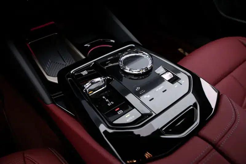 2025 BMW 5 Series 530Li Luxury M Sport Package — миниатюра 13
