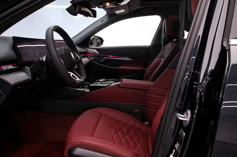 2025 BMW 5 Series 530Li Luxury M Sport Package — миниатюра 14
