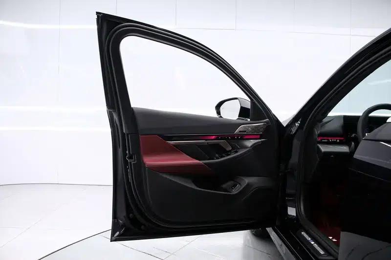 2025 BMW 5 Series 530Li Luxury M Sport Package — миниатюра 17