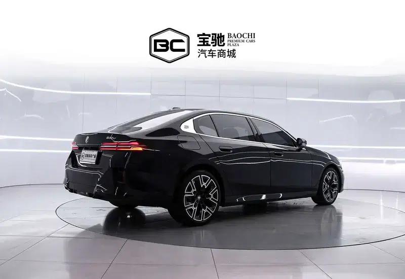 2025 BMW 5 Series 530Li Luxury M Sport Package — миниатюра 4