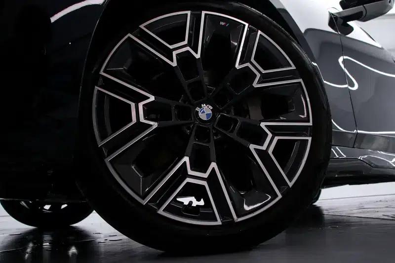 2025 BMW 5 Series 530Li Luxury M Sport Package — миниатюра 8