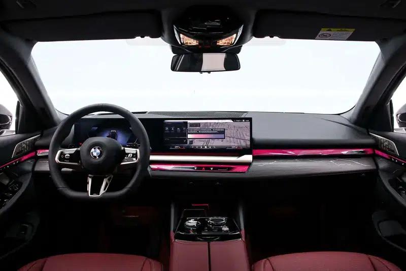 2025 BMW 5 Series 530Li Luxury M Sport Package — миниатюра 10