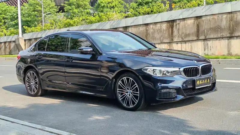 2019 BMW 5 Series 530Li Leading Edition M Sport Package — миниатюра 3