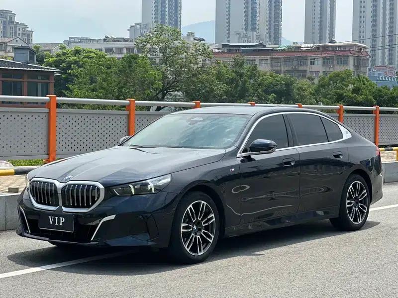 2024 BMW 5 Series 530Li Leading Edition M Sport Package — миниатюра 1