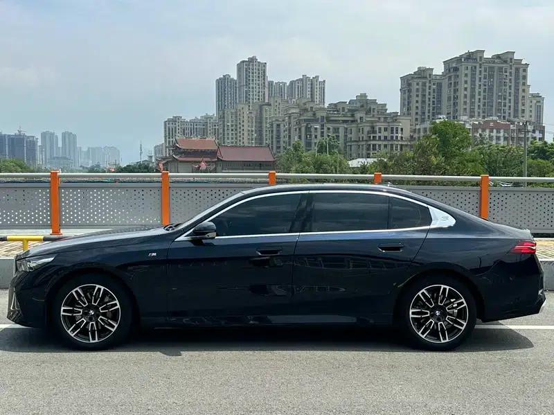 2024 BMW 5 Series 530Li Leading Edition M Sport Package — миниатюра 4