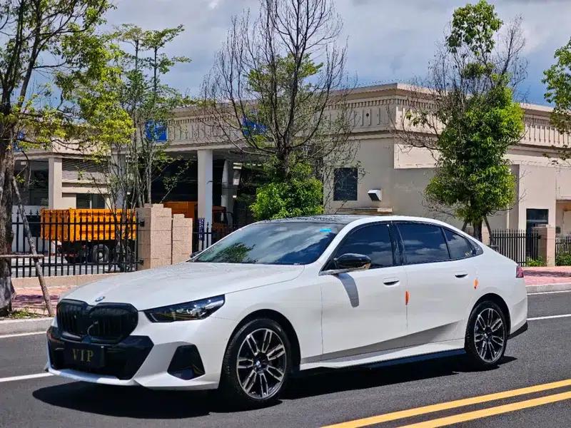 2024 BMW 5 Series 530Li Leading Edition M Sport Package — миниатюра 1