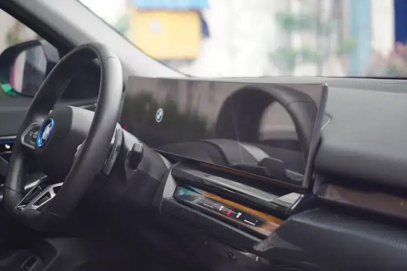 2024 BMW 5 Series 530Li Leading Edition M Sport Package — миниатюра 11