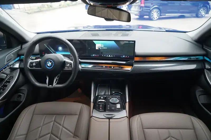 2024 BMW 5 Series 530Li Leading Edition M Sport Package — миниатюра 15