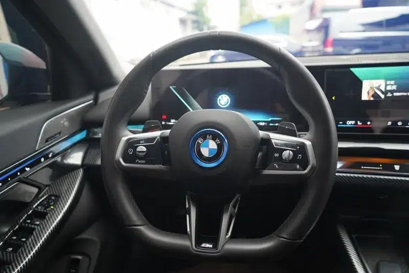 2024 BMW 5 Series 530Li Leading Edition M Sport Package — миниатюра 17