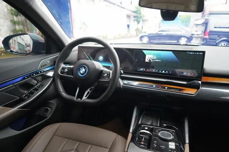2024 BMW 5 Series 530Li Leading Edition M Sport Package — миниатюра 19