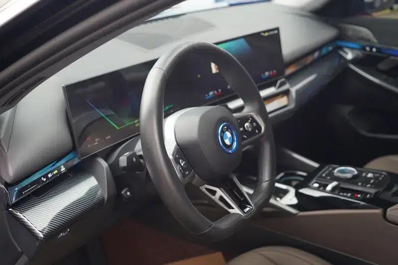 2024 BMW 5 Series 530Li Leading Edition M Sport Package — миниатюра 21