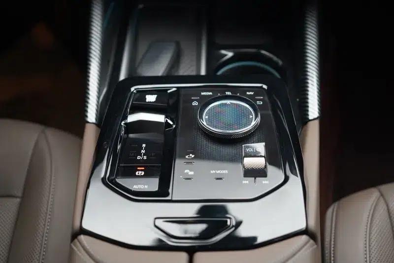 2024 BMW 5 Series 530Li Leading Edition M Sport Package — миниатюра 22