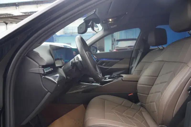 2024 BMW 5 Series 530Li Leading Edition M Sport Package — миниатюра 23