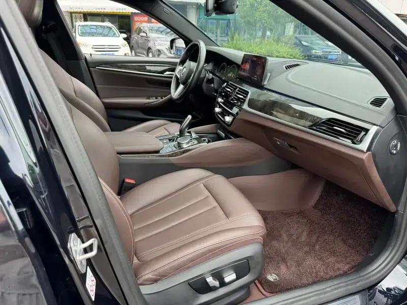 2020 BMW 5 Series 525Li M Sport Package — миниатюра 8