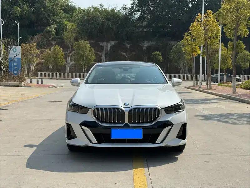 2024 BMW 5 Series 525Li M Sport Package — миниатюра 2