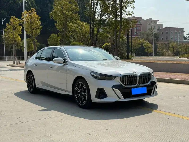 2024 BMW 5 Series 525Li M Sport Package — миниатюра 3