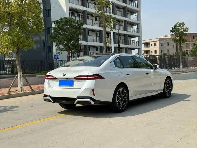 2024 BMW 5 Series 525Li M Sport Package — миниатюра 6