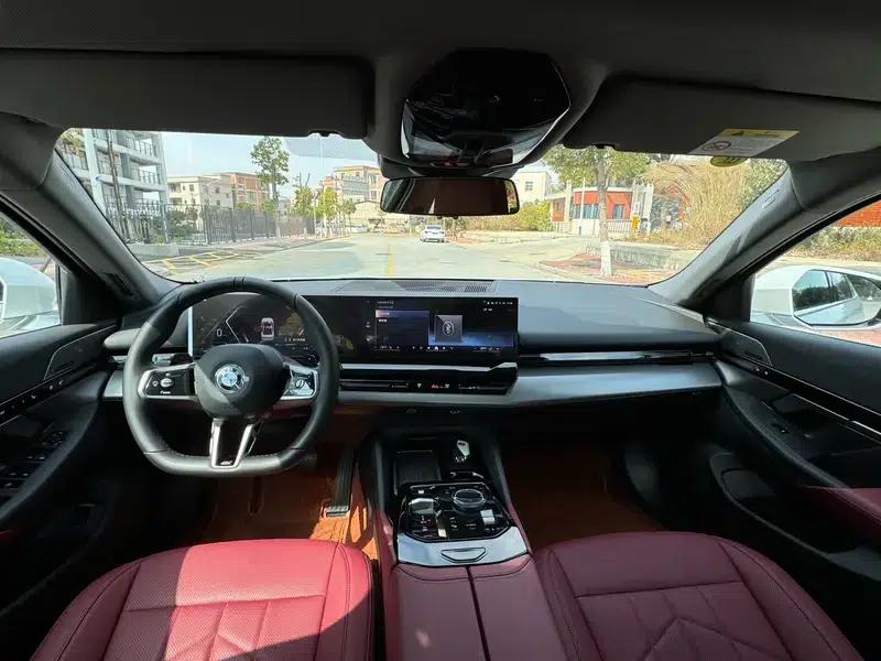 2024 BMW 5 Series 525Li M Sport Package — миниатюра 9