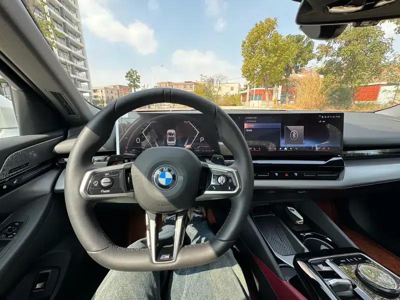 2024 BMW 5 Series 525Li M Sport Package — миниатюра 10