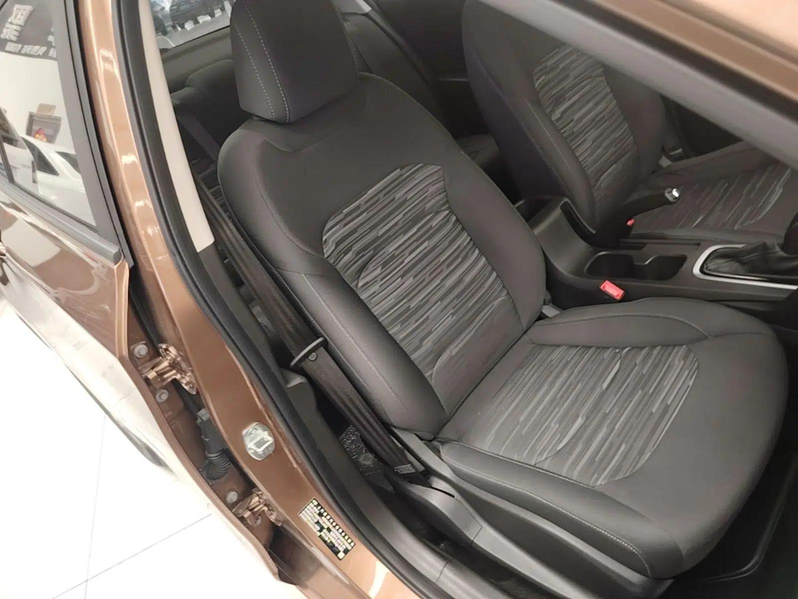 Chevrolet Cavalier 2019 320 Automatic Enjoyment with Sunroof — миниатюра 19