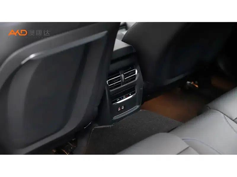 BMW 3 Series 2025 330Li 50th Anniversary Limited Edition — миниатюра 5