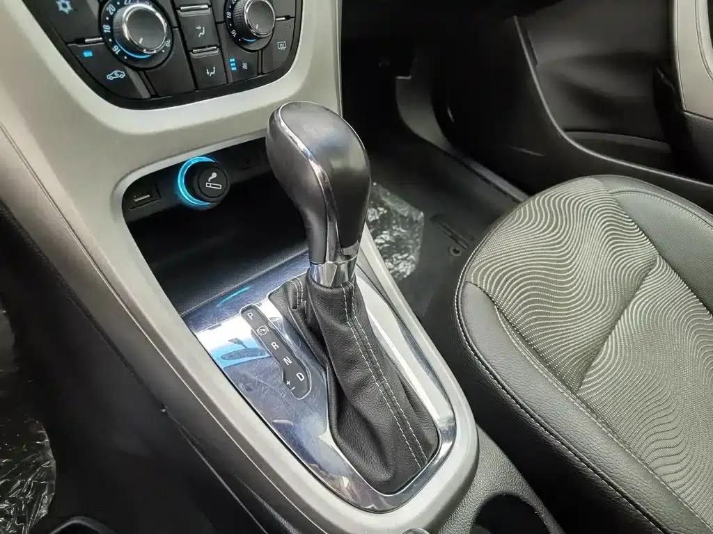 Buick Excelle 2013 XT 1.6L Automatic Fashion Edition — миниатюра 13