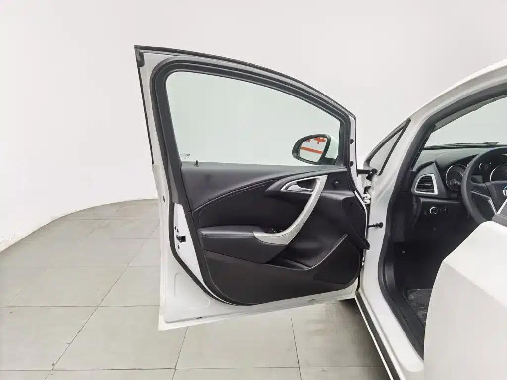 Buick Excelle 2013 XT 1.6L Automatic Fashion Edition — миниатюра 8