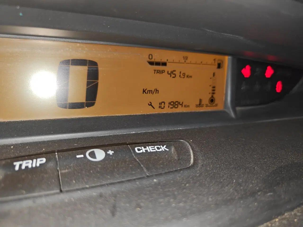 Citroen C-Quatre 2012 Sedan 1.6L Automatic Enjoyment Model — миниатюра 12